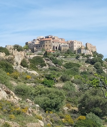 Excursion Journée Balagne | Village Perché de Sant’Antonino avec KDriver Corse Vue panoramique sur le village perché de Sant’Antonino en Balagne, l’un des plus beaux villages de Corse, lors d’une excursion à la journée avec KDriver Corse.