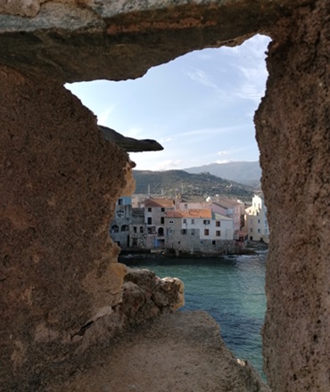 Tour de Corse avec Chauffeur | Vue sur Saint-Florent depuis la Citadelle Vue panoramique sur le port et les demeures en bord de mer à Saint-Florent, depuis la citadelle, lors d’un tour de Corse avec chauffeur privé KDriver Corse.