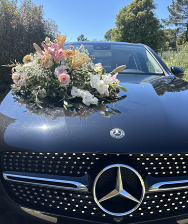 Chauffeur Mariage Mercedes | KDriver Corse Service de Mariage Mercedes décorée avec bouquet floral pour un service de chauffeur mariage KDriver Corse, dédié aux marié(e)s et invité(e)s.