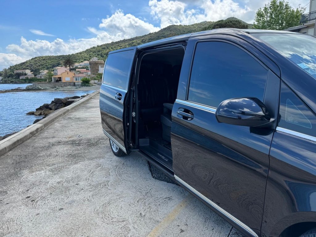 Chauffeur privé à Bastia – Van Mercedes Classe V en bord de mer