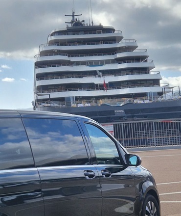Excursion à Terre en Corse | KDriver Corse van Mercedes Classe V Van Mercedes Classe V stationné au port de Bastia, prête à accueillir les clients d'un bateau de croisière pour un service d'excursion privée avec chauffeur VTC KDriver en Corse.