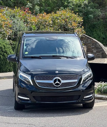 Chauffeur Privé 24/7 Mercedes Classe V | KDriver Corse Van Mercedes Classe V stationné en bord de mer, prête à accueillir les clients pour un service chauffeur privé 24/7 toutes distances KDriver Corse.