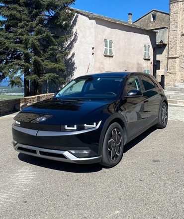 SUV Hyundai Ioniq 5 entièrement électrique, conduite éco-responsable, véhicule avec chauffeur privé de la flotte KDriver en Corse.