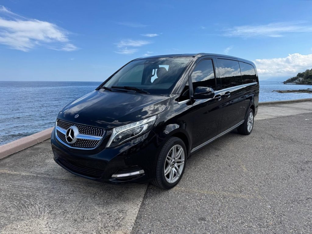 Véhicule Mercedes Classe V, avec chauffeur privé en bord de mer en Corse, prêt pour une réservation avec KDriver.