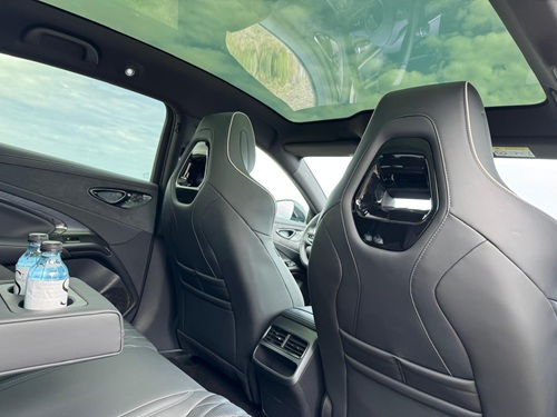 Berline électrique, efficiente et élégante. Places arrières de la BYD Seal. Véhicule avec chauffeur privé de la flotte KDriver à Ajaccio et Bastia en Corse.