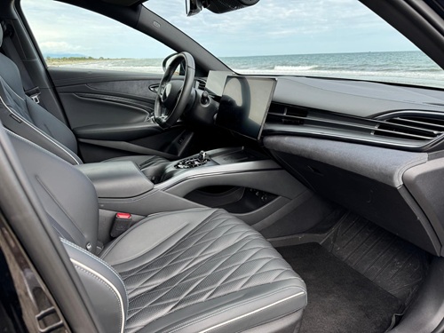 Berline électrique, efficiente et élégante. Places avant et cockpit de la BYD Seal. Véhicule avec chauffeur privé de la flotte KDriver à Ajaccio et Bastia en Corse.