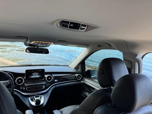 intérieur d'un Van Mercedes Classe V. Vue de l'avant d'un véhicule avec chauffeur privé de la flotte KDriver à Ajaccio et Bastia en Corse.