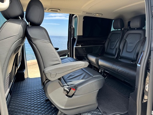 intérieur d'un Van Mercedes Classe V. Banquettes arrière d'un véhicule avec chauffeur privé de la flotte KDriver à Ajaccio et Bastia en Corse.