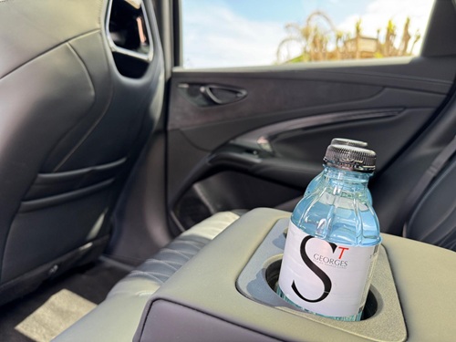 Berline électrique, efficiente et élégante. Places arrières et bouteilles d'eau dans la BYD Seal. Véhicule avec chauffeur privé de la flotte KDriver à Ajaccio et Bastia en Corse.