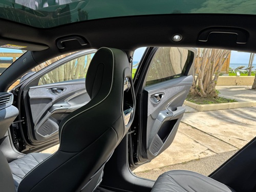 Berline électrique, efficiente et élégante. Places arrières de la BYD Seal. Véhicule avec chauffeur privé de la flotte KDriver à Ajaccio et Bastia en Corse.